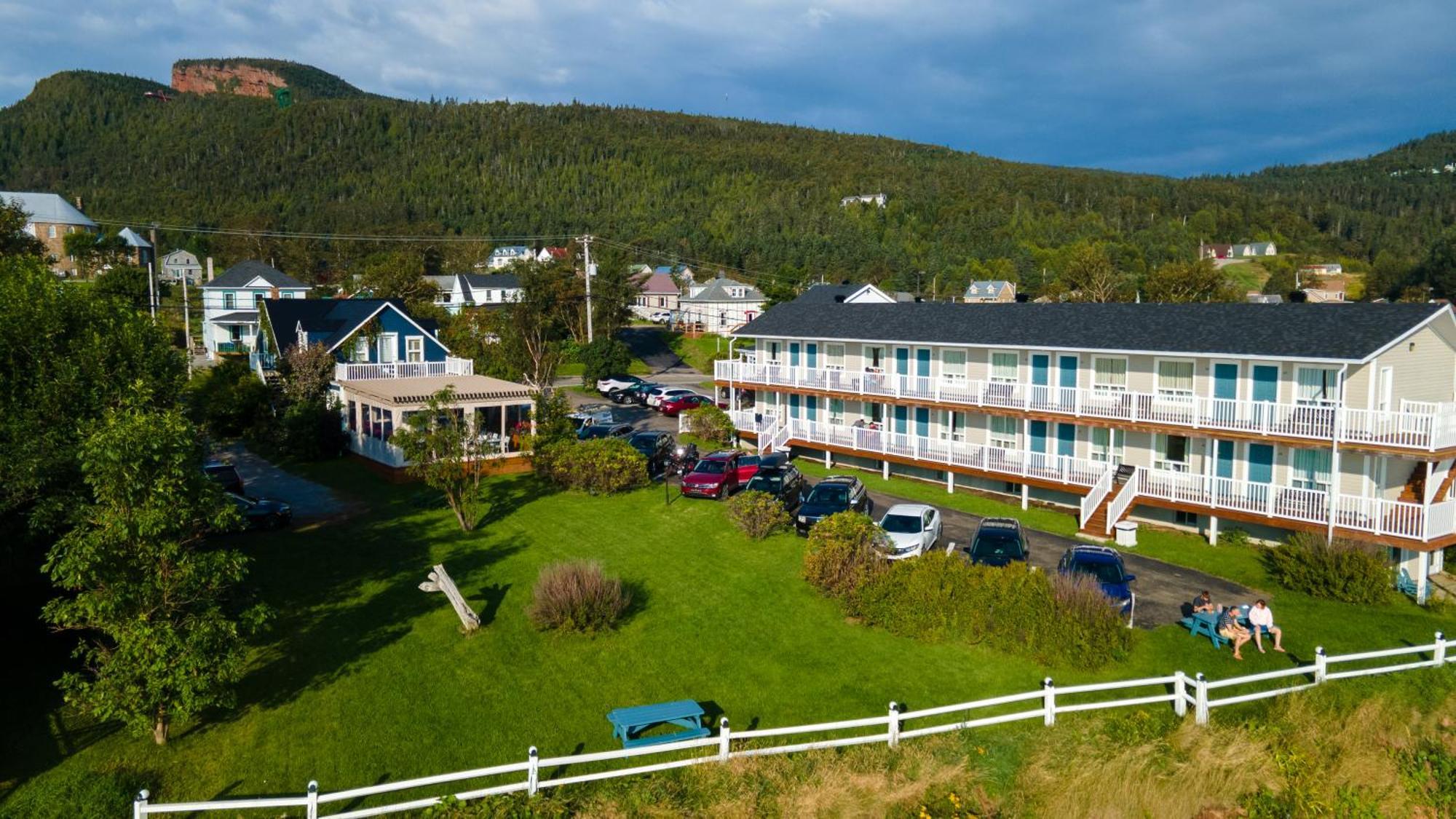 Hotel Les Trois Soeurs Percé Exterior foto